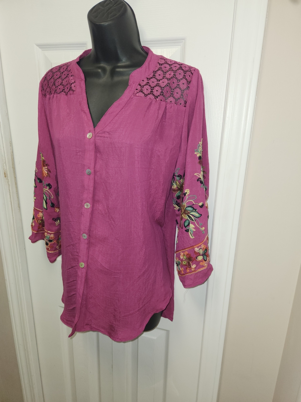 🍉Embroidered Magenta Button-Front Tunic Top - Picture 8 of 8